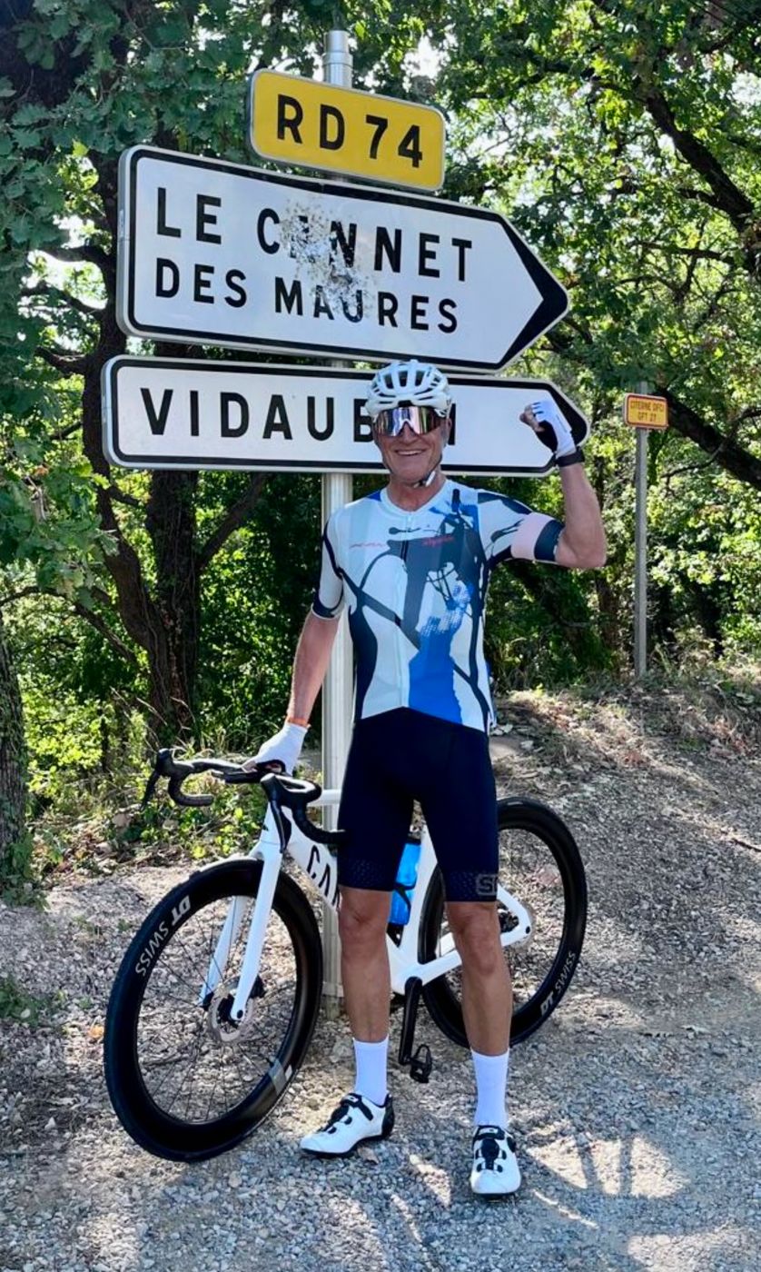 Harald im Carson-Trikot mit seinem weißen Aeroad vor den Schildern der RD 74